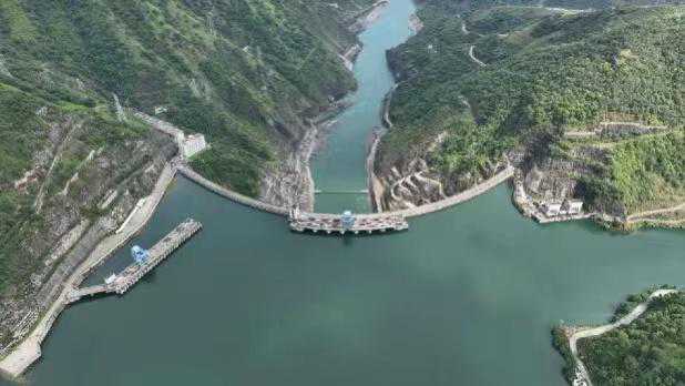 直击二滩水电站:6台水轮发电机组一刻不停飞速运转