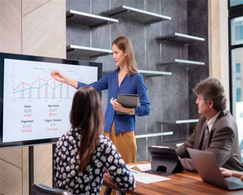 游客在张家界梓山漫居民宿体验土家族“过赶年”