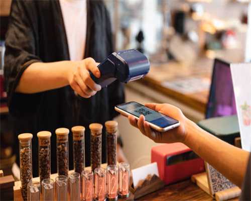 央视曝光肯定得抓几个了，500米路花255万元，160元井盖薄如纸